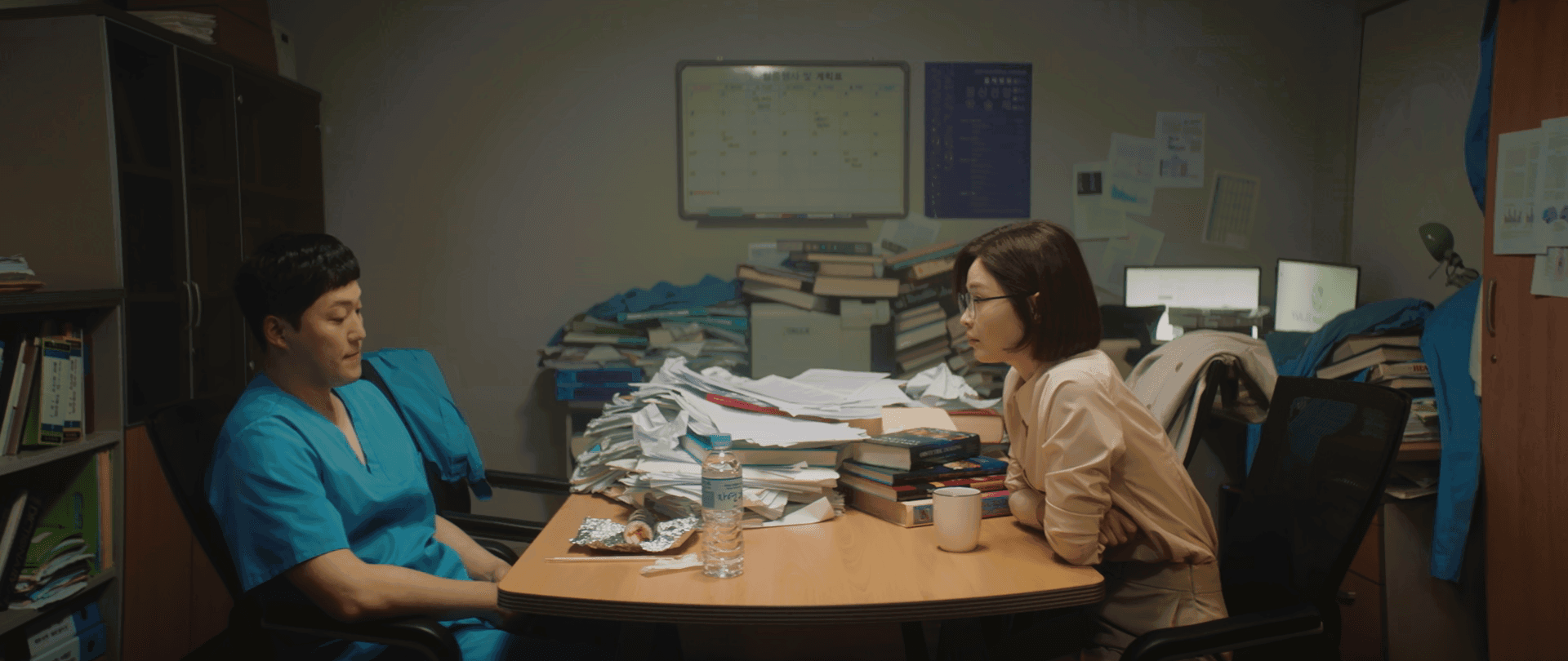 Hospital Playlist dizisinde Yang Seok-Hyeong ve Chae Song-Hwa sohbet ediyor
