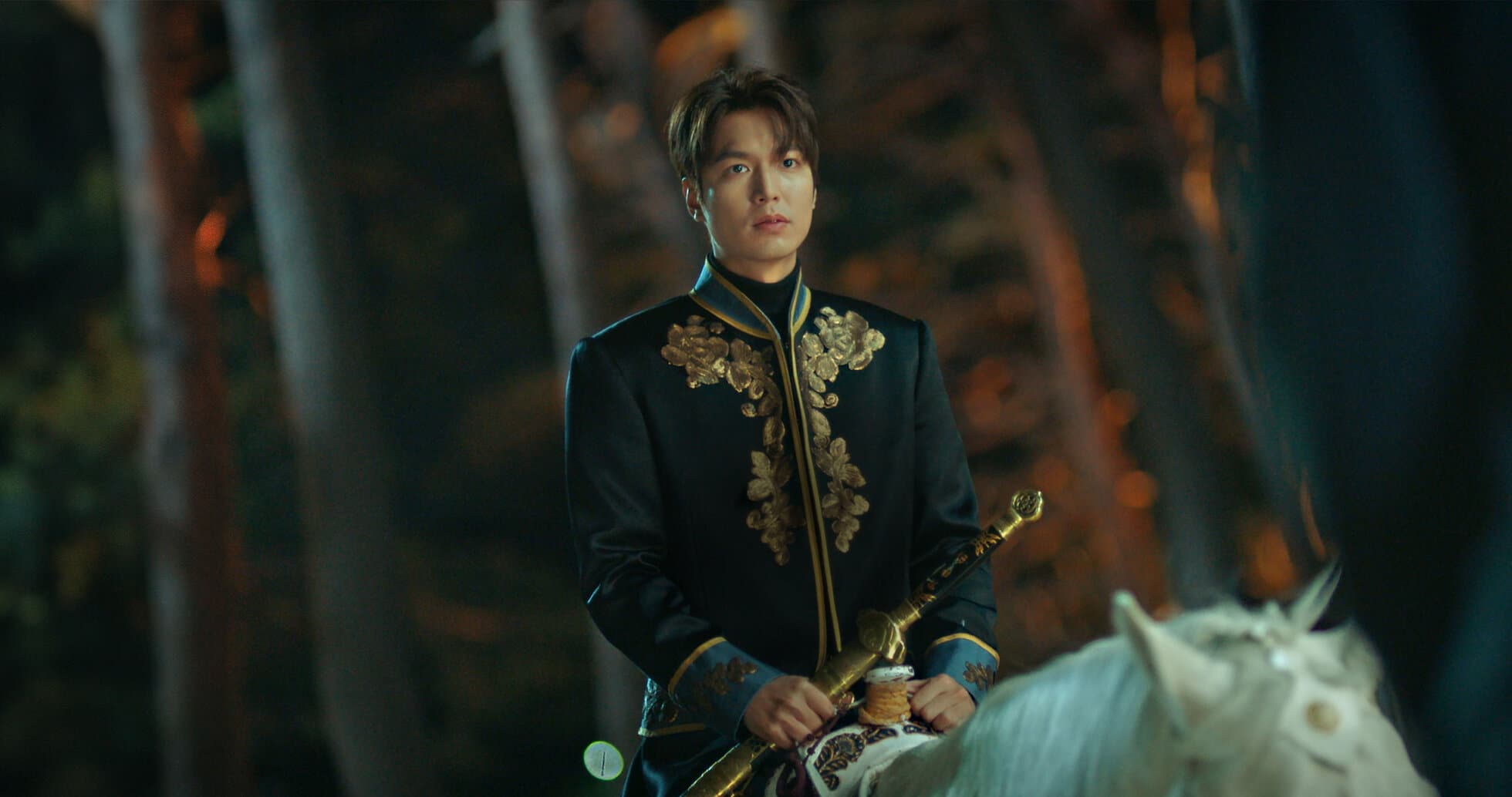 The King Eternal Monarch dizisinde beyaz atının üstünde Kral Lee Gon