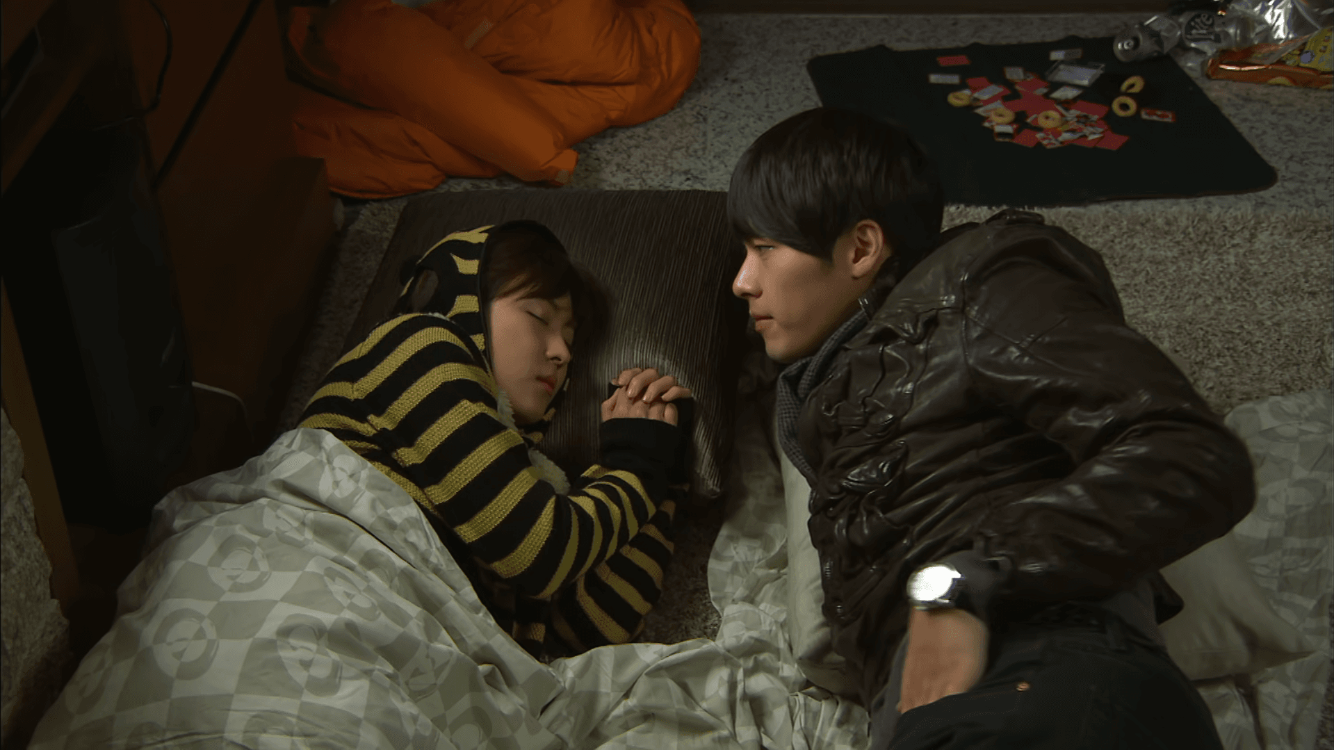 Secret Garden dizisinde Kim Joo Won, uyuyan Gil Ra-Im'in yanına uzanmış ve onu izliyor