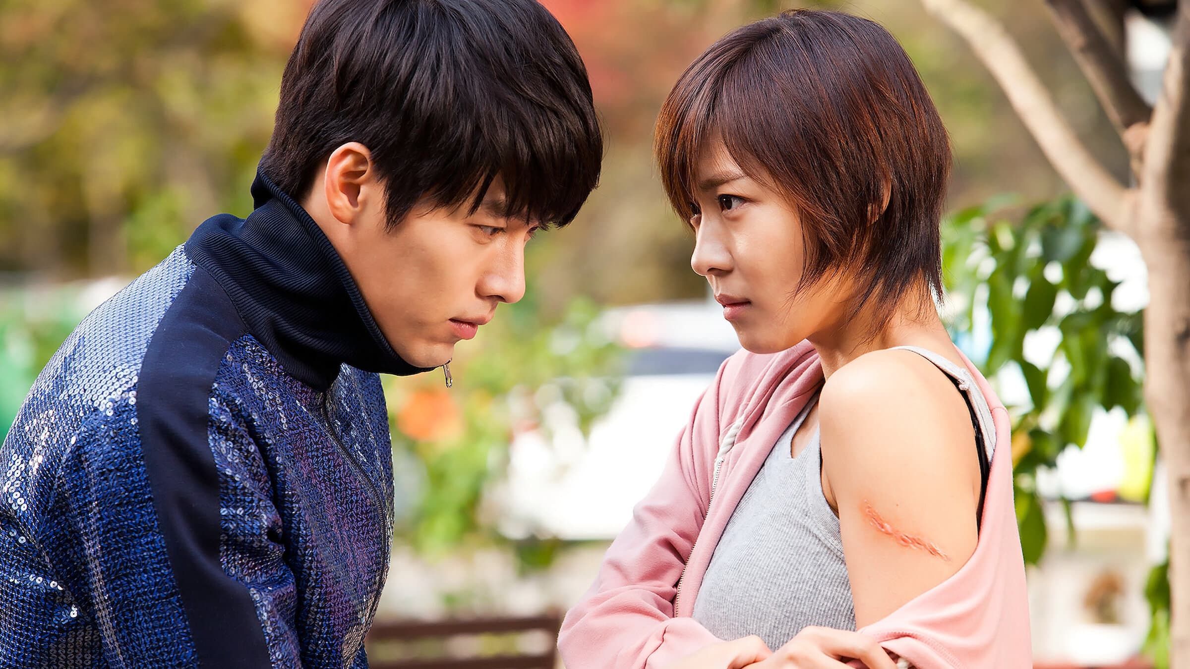 Secret Garden dizisinde Gil Ra-Im ve onun kolundaki yarasına mavi eşofmanıyla bakan Kim Joo Won