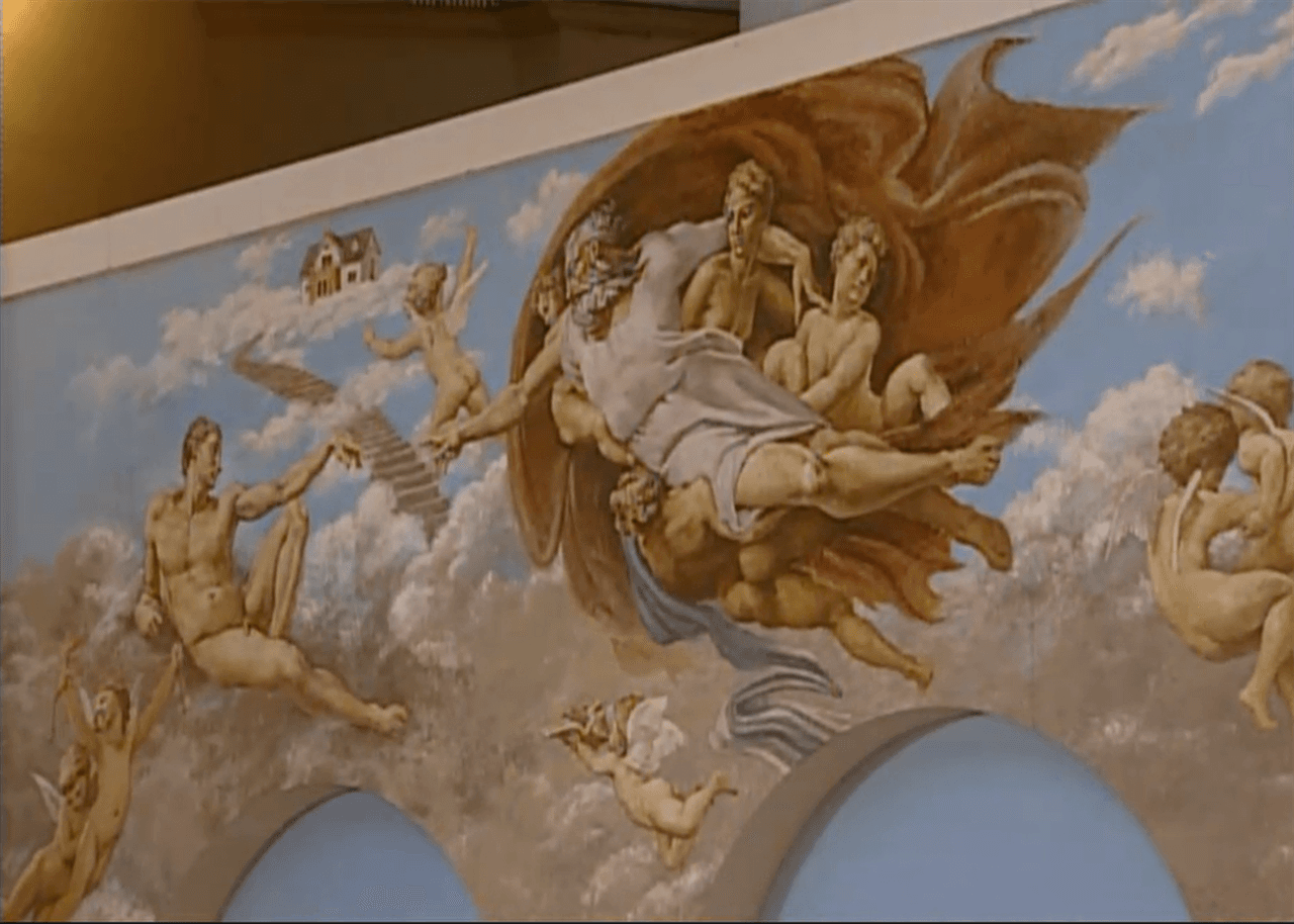 Stairway To Heaven dizisinde Michelangelo'nun Adem'in Yaratılışı tablosunu da içeren cennet tasvirini içeren duvar resmi