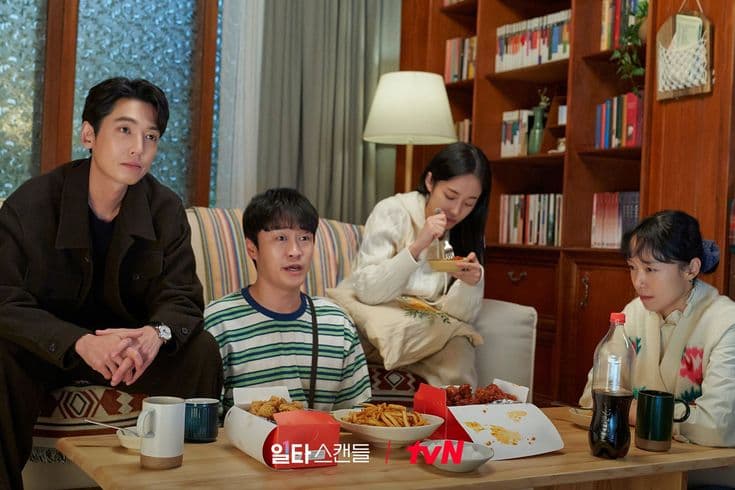 Crasch Course In Romance dizisinde Choi Chi-Yeol, Nam Haeng-Seon'un evinde ailesiyle